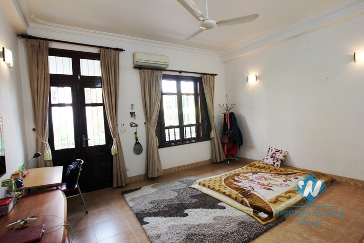 Cheap house for rent in Nghi Tam area, Tay Ho, Ha Noi